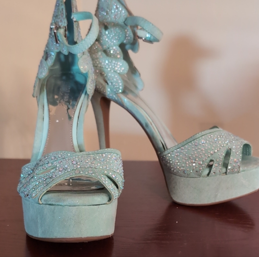 Gianni Bini Blue Heels with Elegant Design